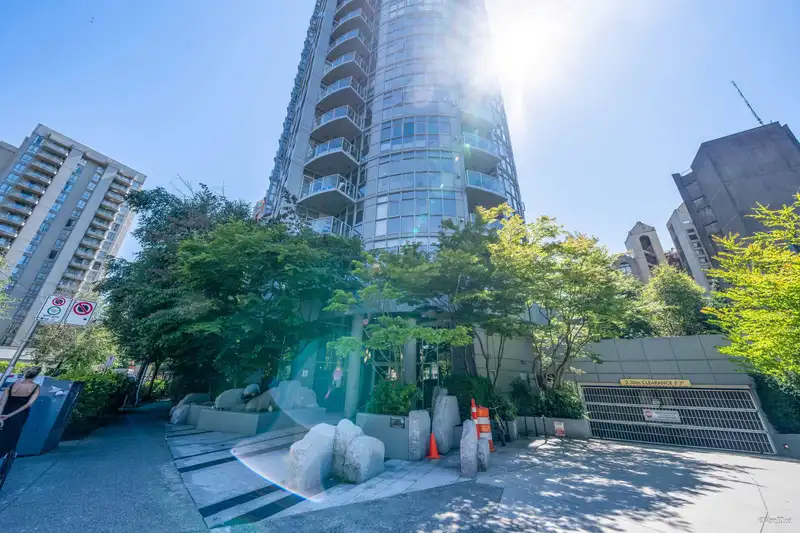 1605 1050 SMITHE STREET - photo 1 of 23