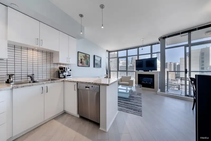 1605 1050 SMITHE STREET - photo 2 of 23