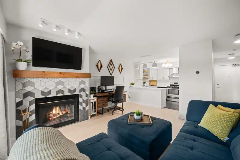 103 932 ROBINSON STREET - photo 1 of 34