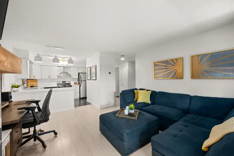 103 932 ROBINSON STREET - photo 4 of 34