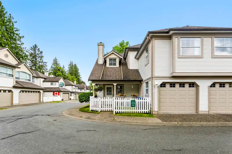 12 16318 82 AVENUE - photo 2 of 40