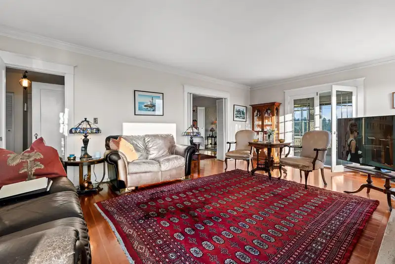 401 SOMERSET STREET - photo 4 of 40