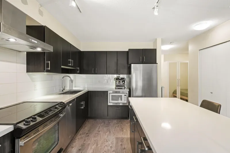 607 500 ROYAL AVENUE - photo 2 of 17