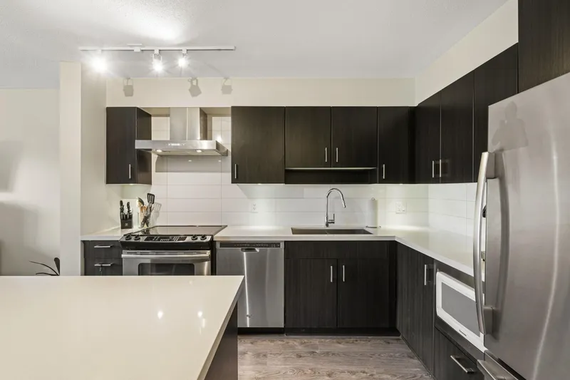 607 500 ROYAL AVENUE - photo 3 of 17