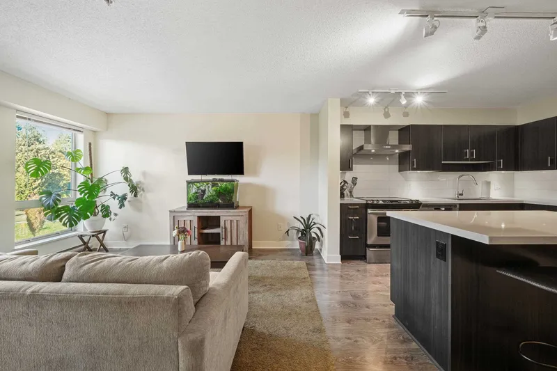 607 500 ROYAL AVENUE - photo 4 of 17