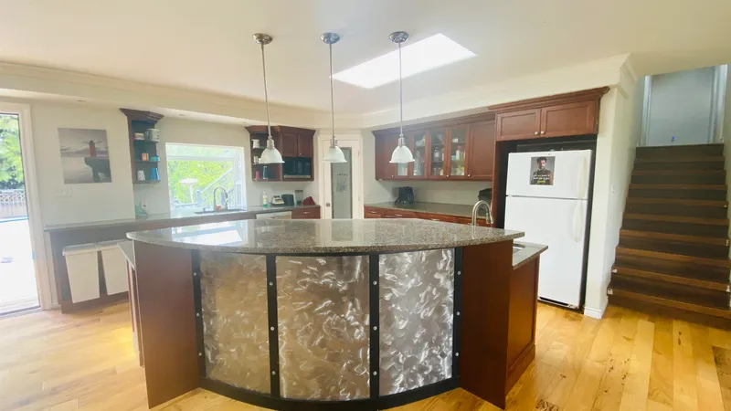 2577 SUNNYSIDE CRESCENT - photo 3 of 16