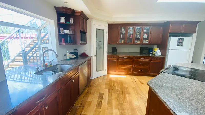 2577 SUNNYSIDE CRESCENT - photo 4 of 16