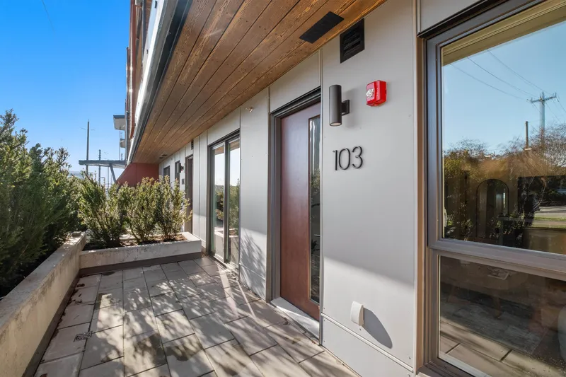 103 333 ST. DAVIDS AVENUE - photo 2 of 18