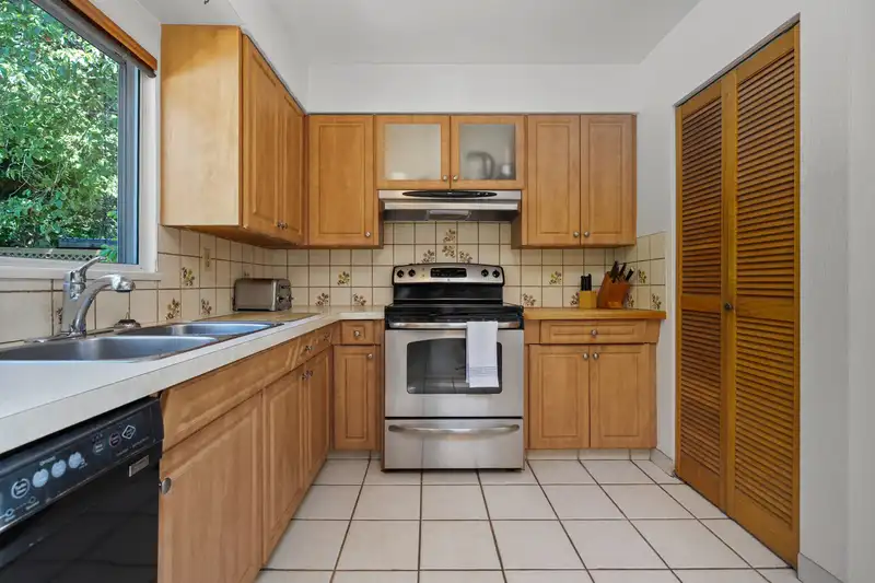 697 PLYMOUTH DRIVE - photo 4 of 40
