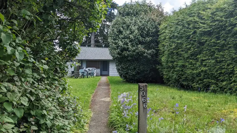 5066 PRINCE EDWARD STREET - photo 4 of 11