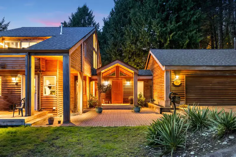 598 TSAWWASSEN BEACH ROAD - photo 4 of 40