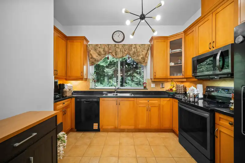 2253 PARKWAY BOULEVARD - photo 4 of 40