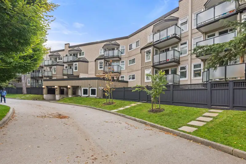 7 1850 E SOUTHMERE CRESCENT - photo 2 of 21