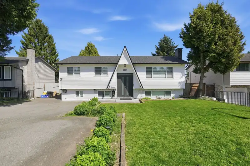 7096 E BREWSTER DRIVE - photo 1 of 25