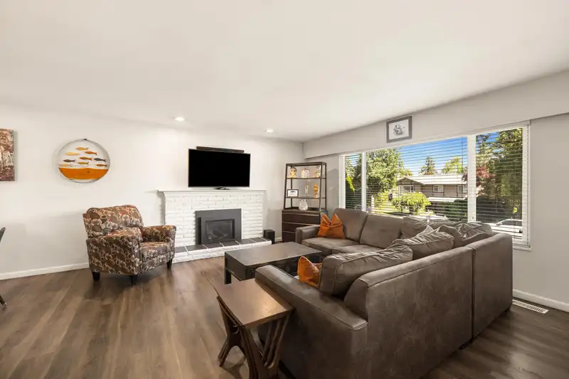 17030 HEREFORD PLACE - photo 4 of 40