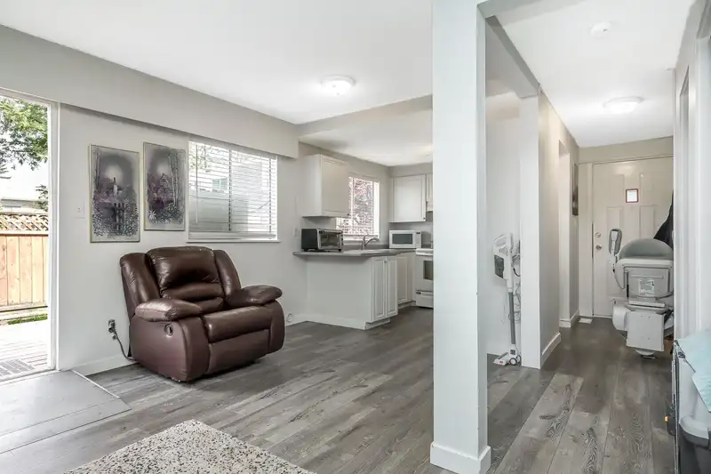 25 21555 DEWDNEY TRUNK ROAD - photo 3 of 32