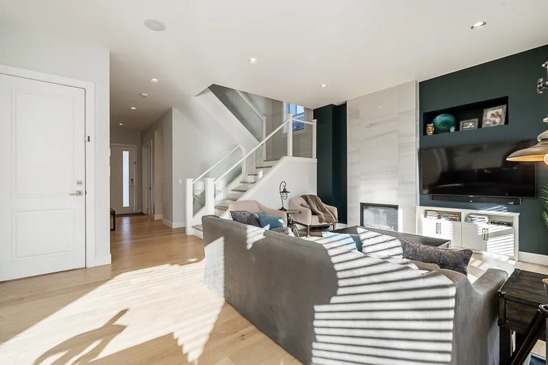 16752 17A AVENUE - photo 3 of 25