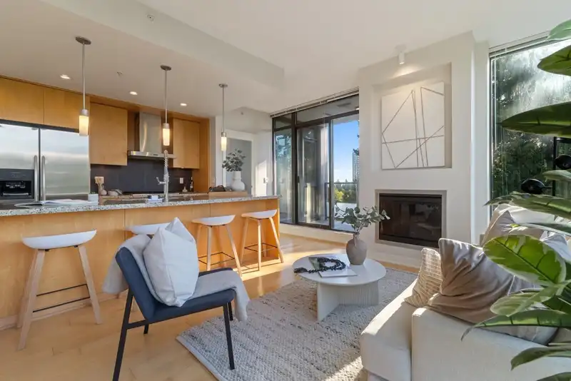 902 7088 18TH AVENUE - photo 3 of 33