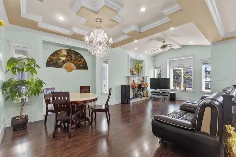 322 BOYNE STREET - photo 3 of 35
