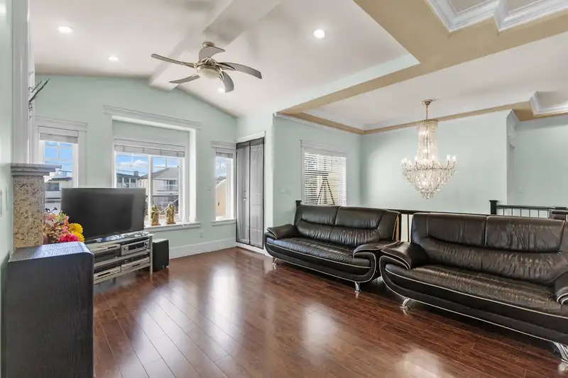 322 BOYNE STREET - photo 4 of 35