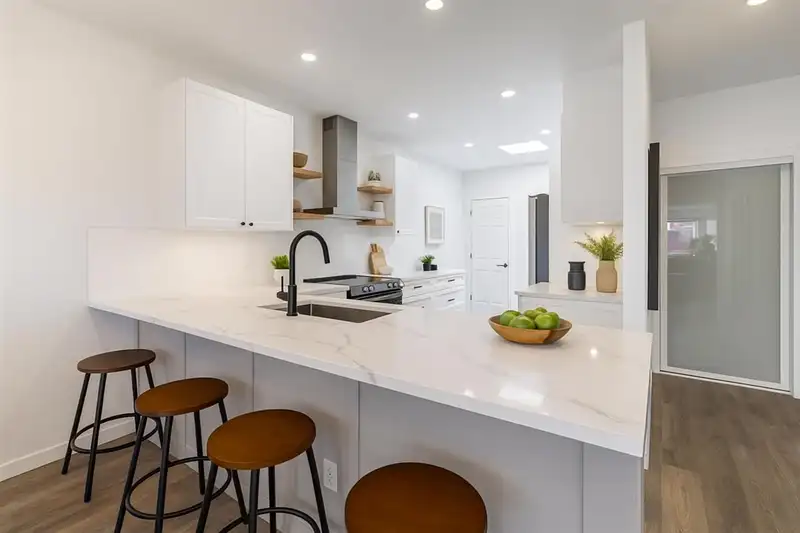 307 15300 17 AVENUE - photo 2 of 16