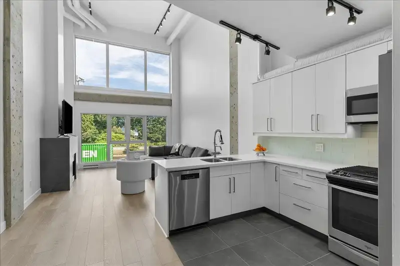 309 27 ALEXANDER STREET - photo 2 of 36