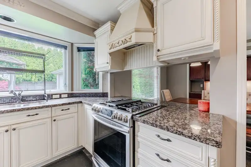 12931 18 AVENUE - photo 4 of 37