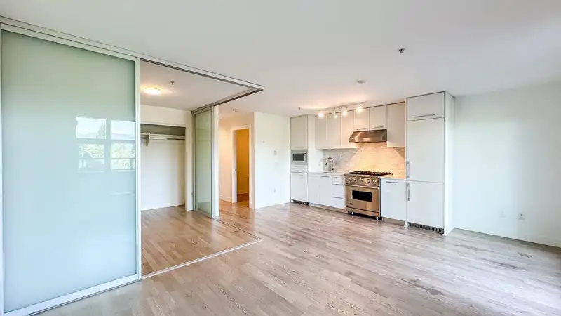 202 4355 W 10TH AVENUE - photo 3 of 18