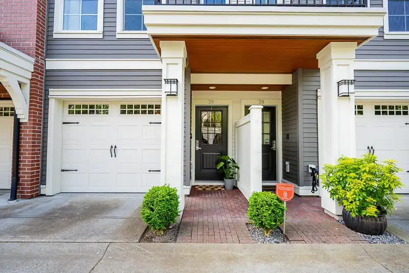 39 3399 151 STREET - photo 3 of 40