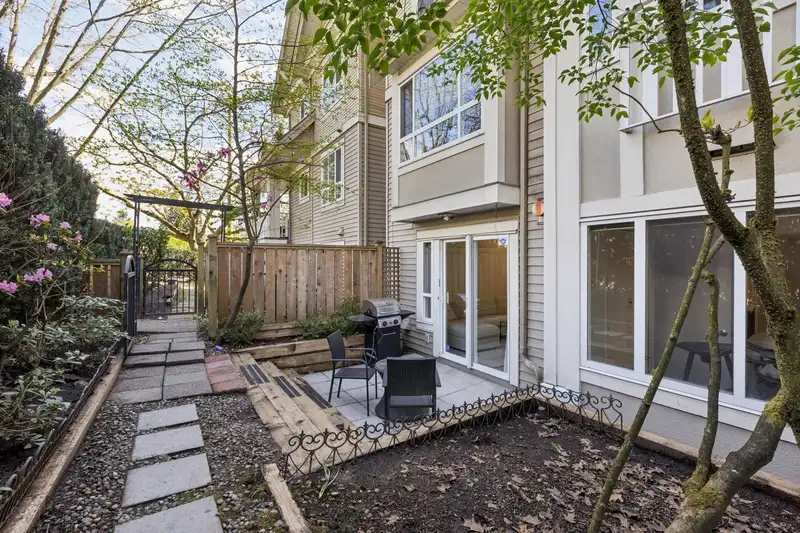 102 365 E 1ST STREET - photo 2 of 33