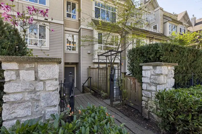 102 365 E 1ST STREET - photo 4 of 33