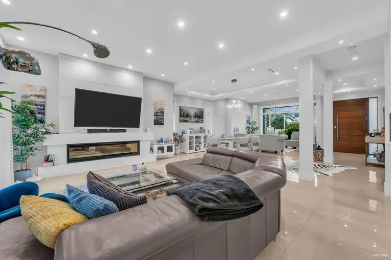 526 W 21ST STREET - photo 3 of 38