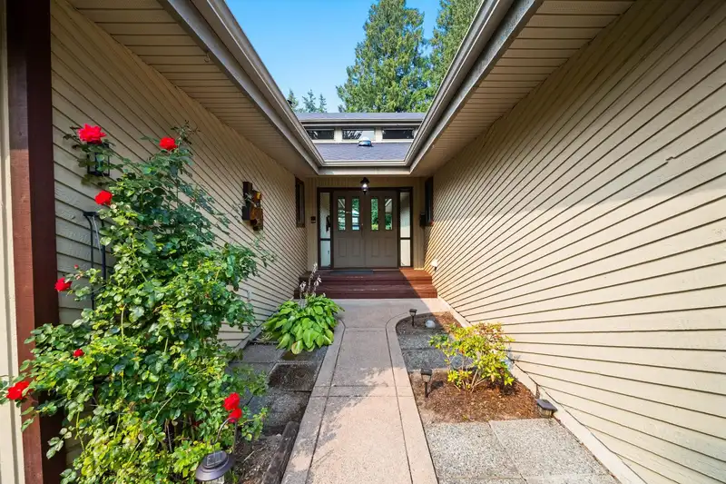20529 45A AVENUE - photo 2 of 40