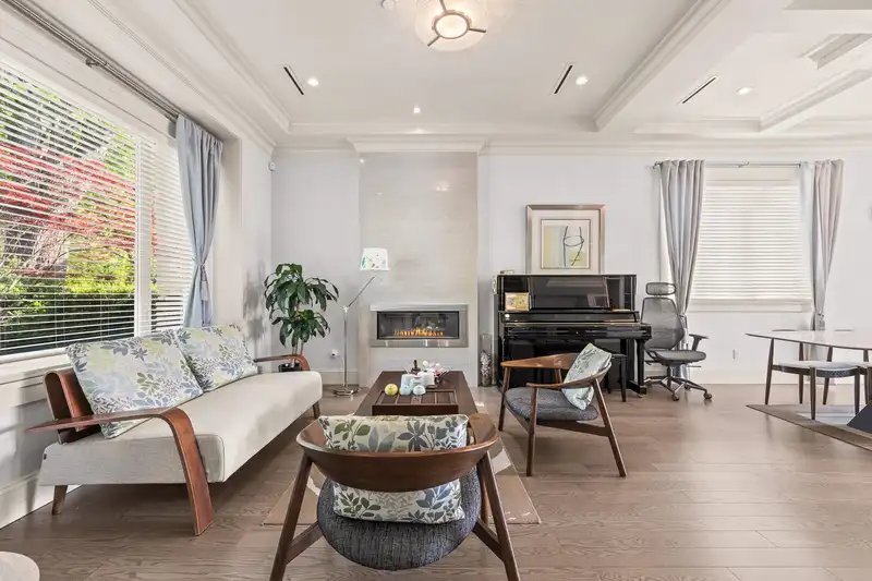 7547 SELKIRK STREET - photo 2 of 23