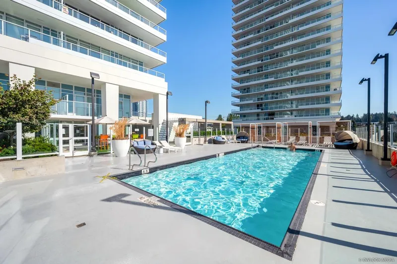 1310 525 FOSTER AVENUE - photo 2 of 24