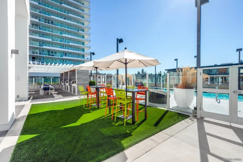 1310 525 FOSTER AVENUE - photo 3 of 24