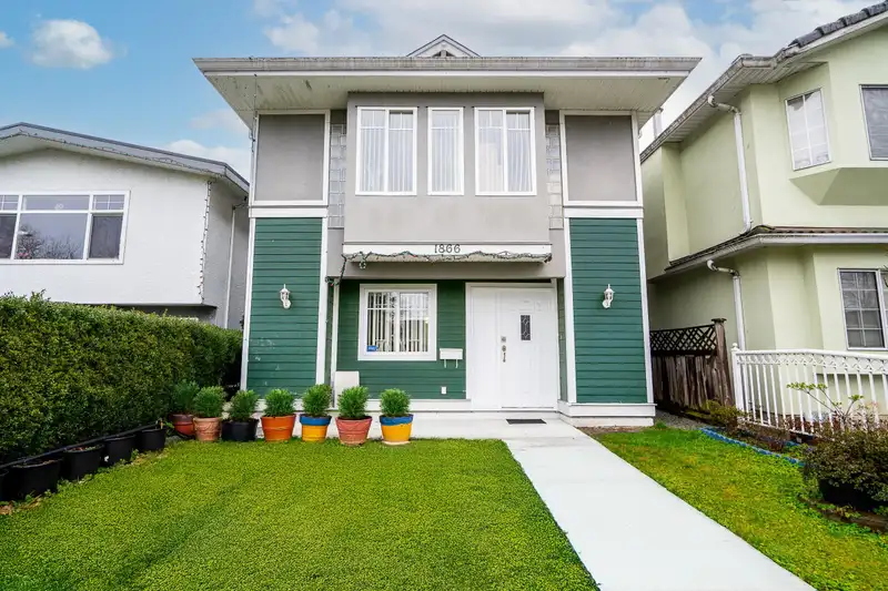 1866 NANAIMO STREET - photo 1 of 30