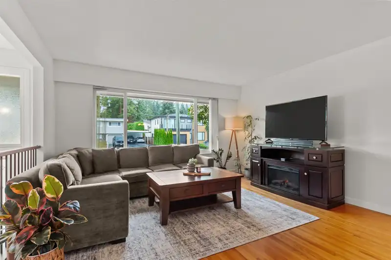 444 LAKEVIEW STREET - photo 3 of 33