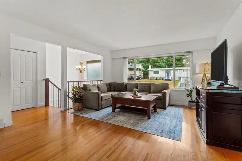 444 LAKEVIEW STREET - photo 4 of 33