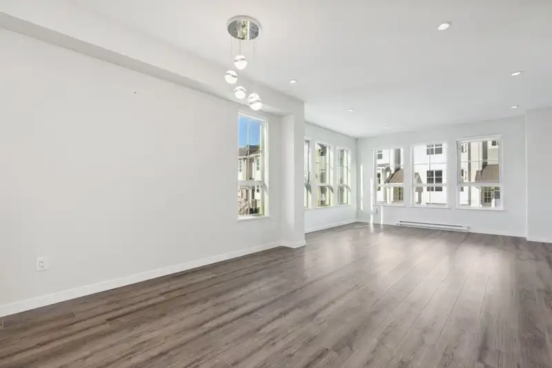 69 5311 ADMIRAL WAY - photo 3 of 40
