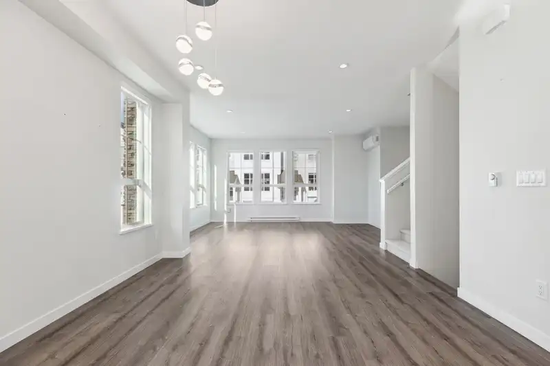 69 5311 ADMIRAL WAY - photo 4 of 40