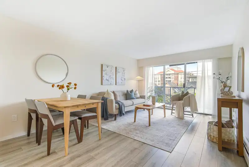 108 230 MOWAT STREET - photo 1 of 33