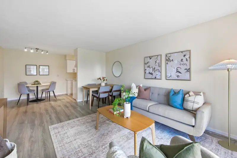 108 230 MOWAT STREET - photo 2 of 33