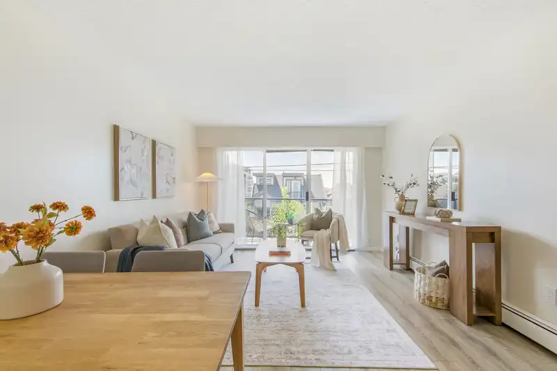108 230 MOWAT STREET - photo 4 of 33