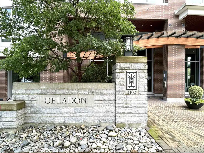 307 3102 WINDSOR GATE - photo 2 of 21
