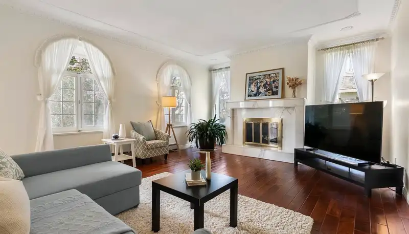 16027 80 AVENUE - photo 2 of 40