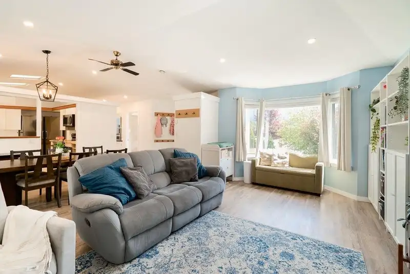 1032 EDGEWATER CRESCENT - photo 4 of 40