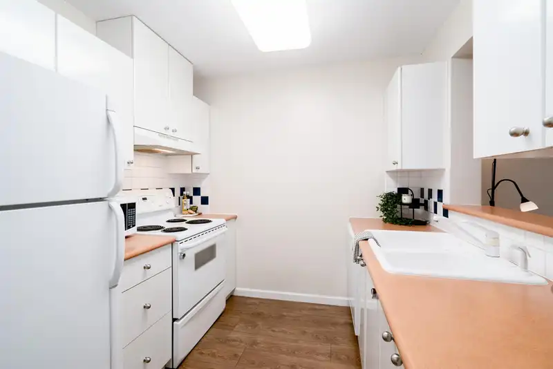1905 6611 SOUTHOAKS CRESCENT - photo 2 of 40