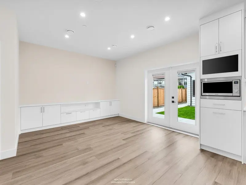 2 4257 KNIGHT STREET - photo 2 of 25