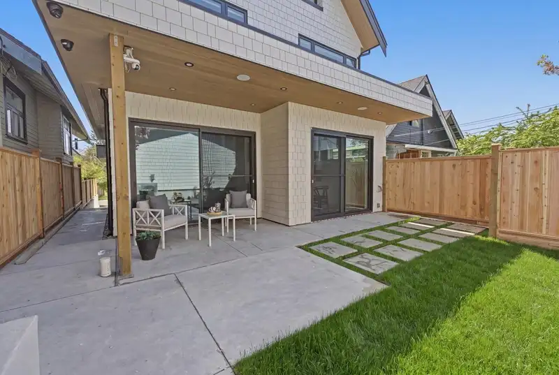 2 625 E 24TH AVENUE - photo 2 of 33